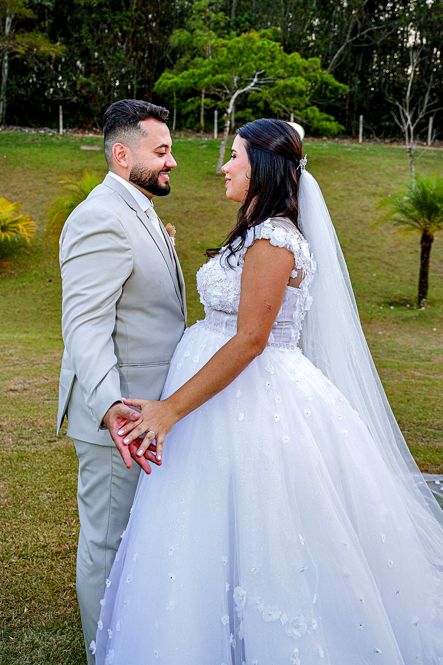 Casal durante festa de casamento